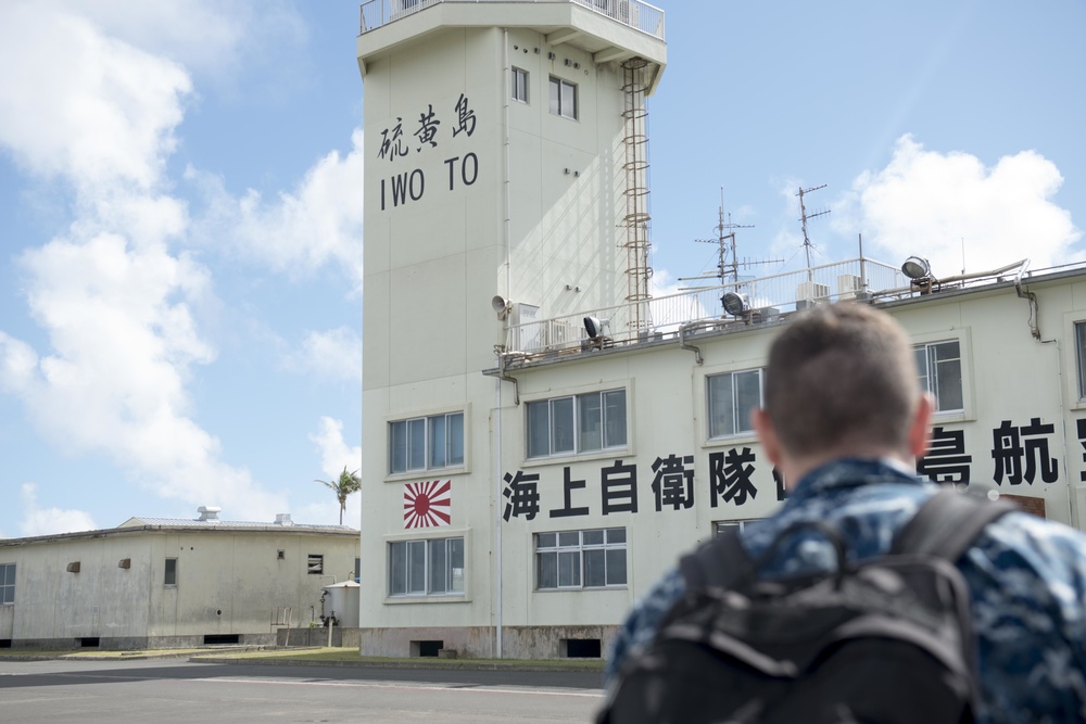 NAF Atsugi leadership raise American flag on Mount Suribachi