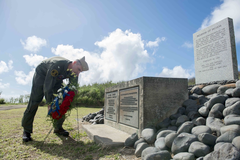 NAF Atsugi leadership raise American flag on Mount Suribachi