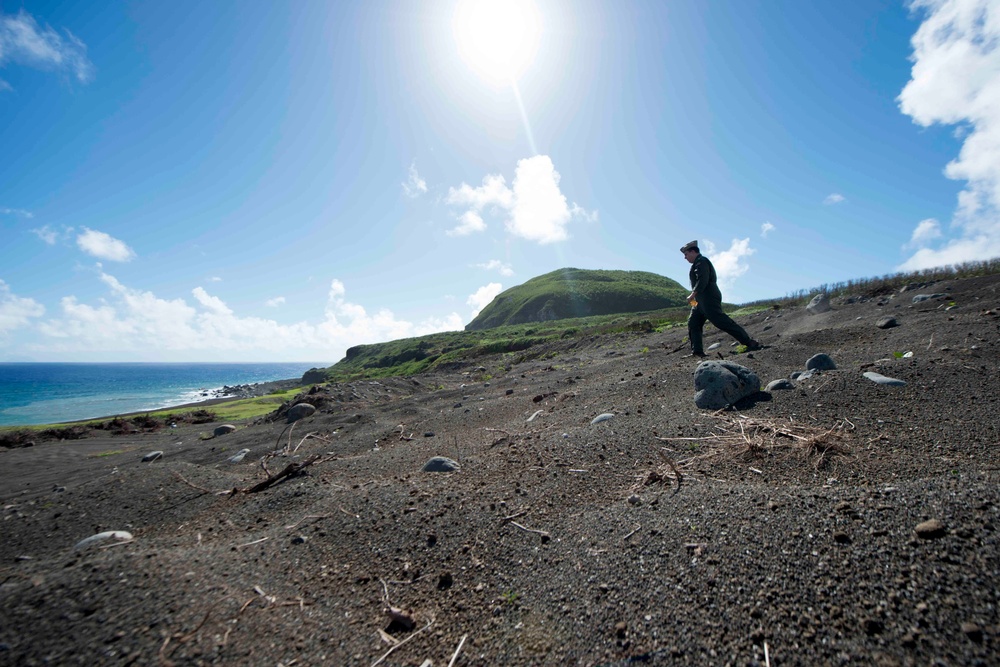 NAF Atsugi leadership raise American flag on Mount Suribachi