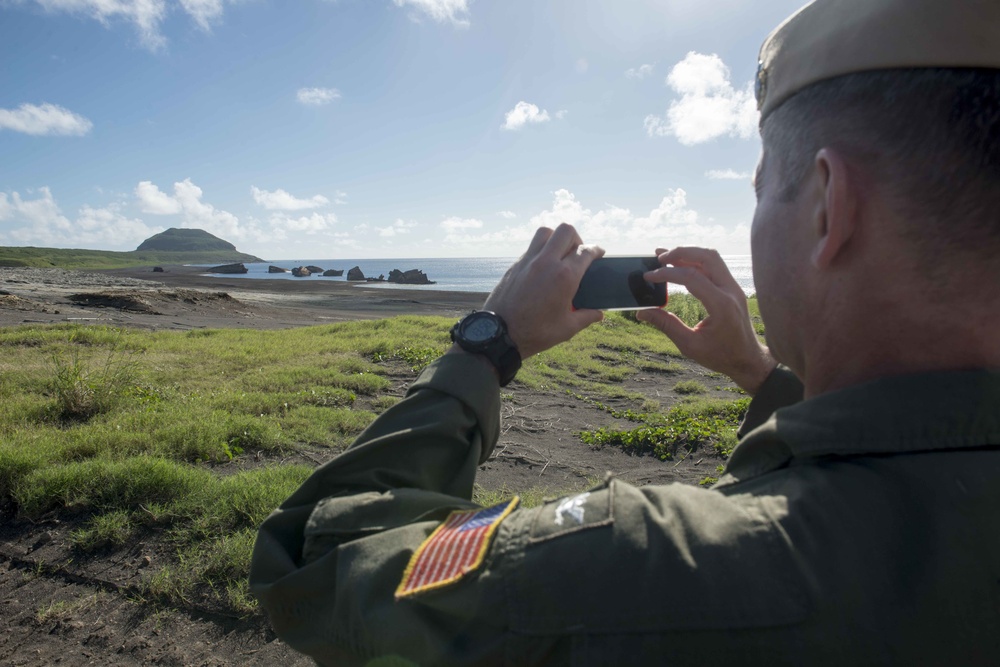 NAF Atsugi leadership raise American flag on Mount Suribachi