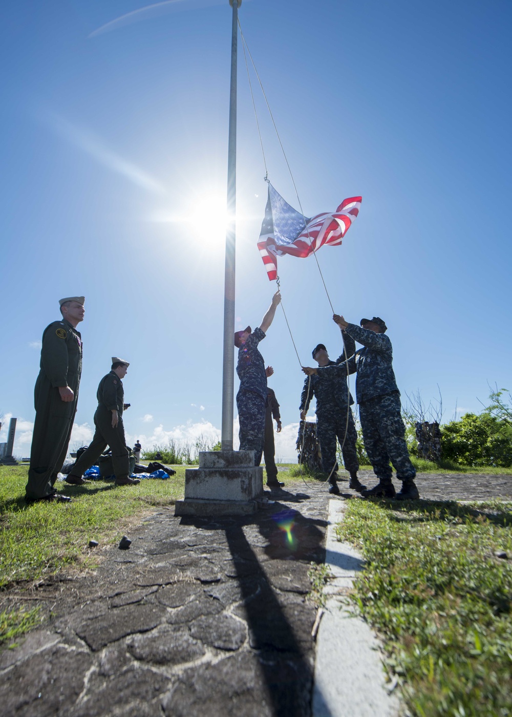 NAF Atsugi leadership raise American flag on Mount Suribachi