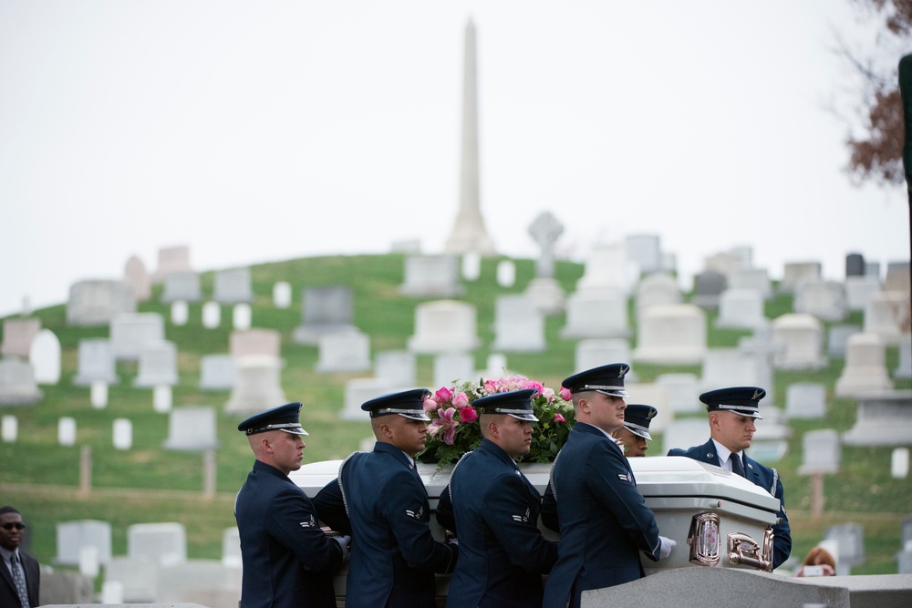 Graveside service of Maureen Fitzsimons Blair, also known as Maureen O’Hara, in Arlington National Cemetery