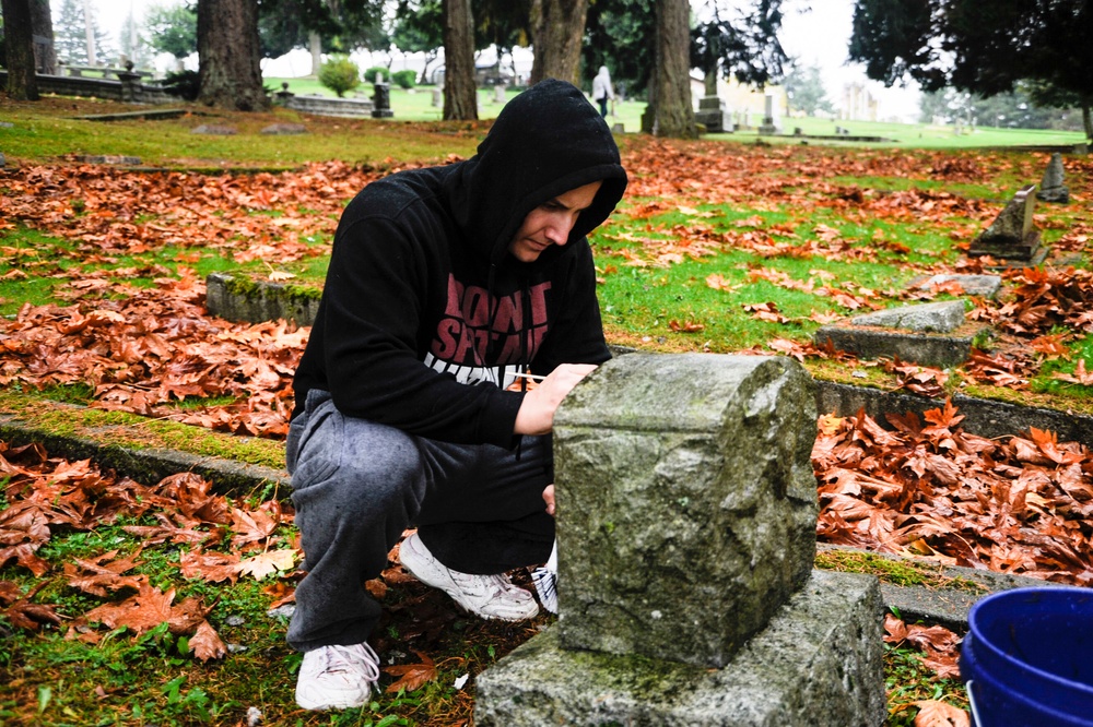 PNW Sailors honor veterans at cemetery clean up