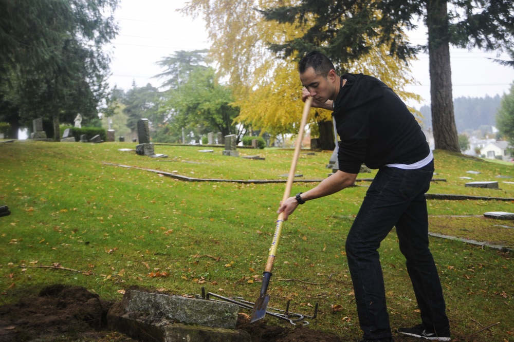 PNW Sailors honor veterans at cemetery clean up