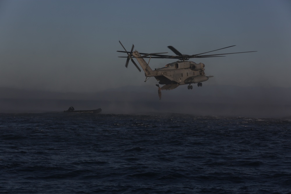 1st Recon conducts helocast training