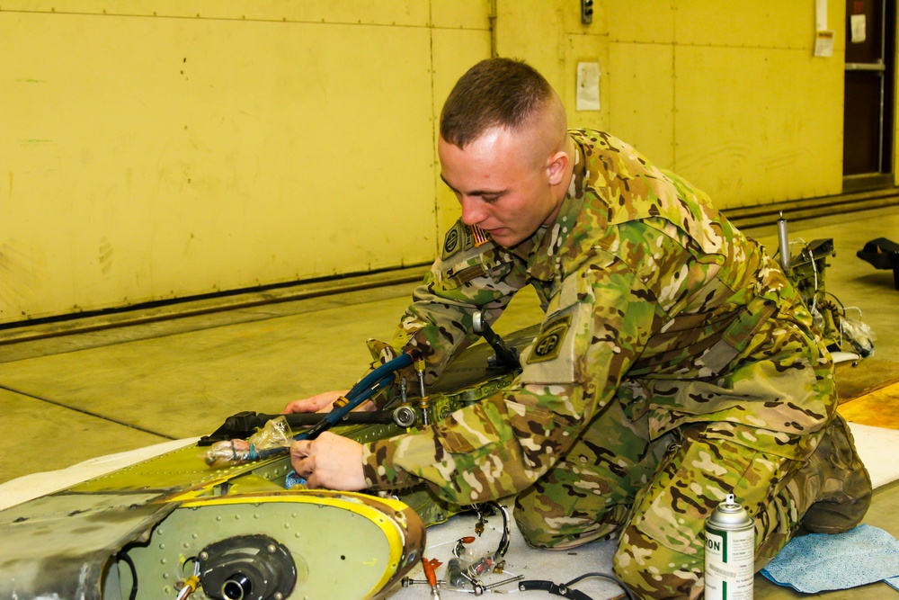 Soldiers keep Apache aircraft flying