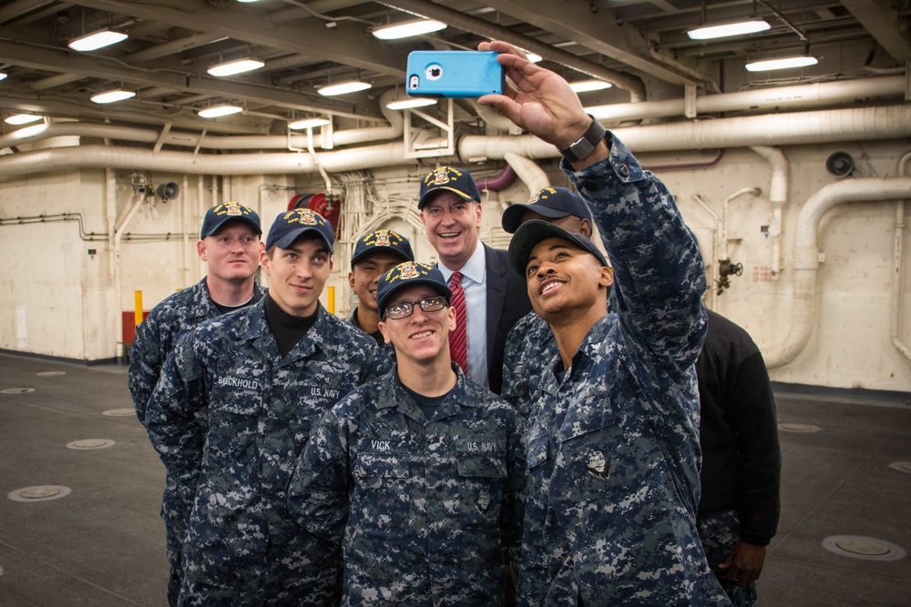 NYC Mayor visits USS New York (LPD-21)