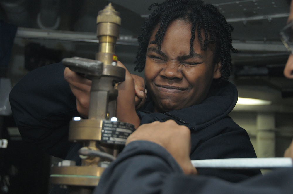 USS George Washington Sailor rebuilds a temperature-regulating valve
