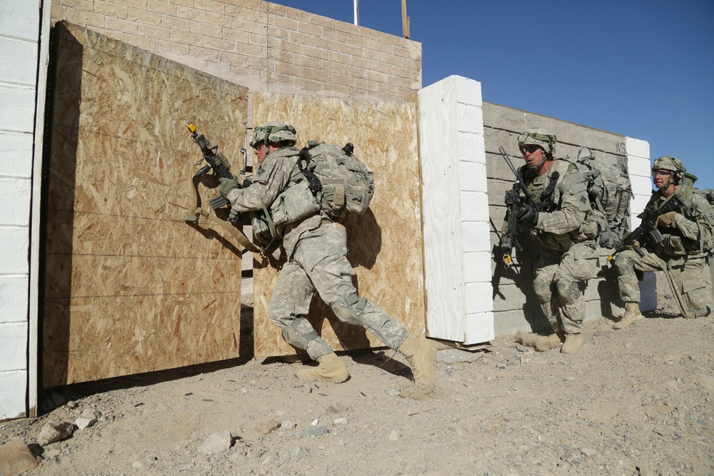 4th Infantry Division Soldiers breach enemy compound