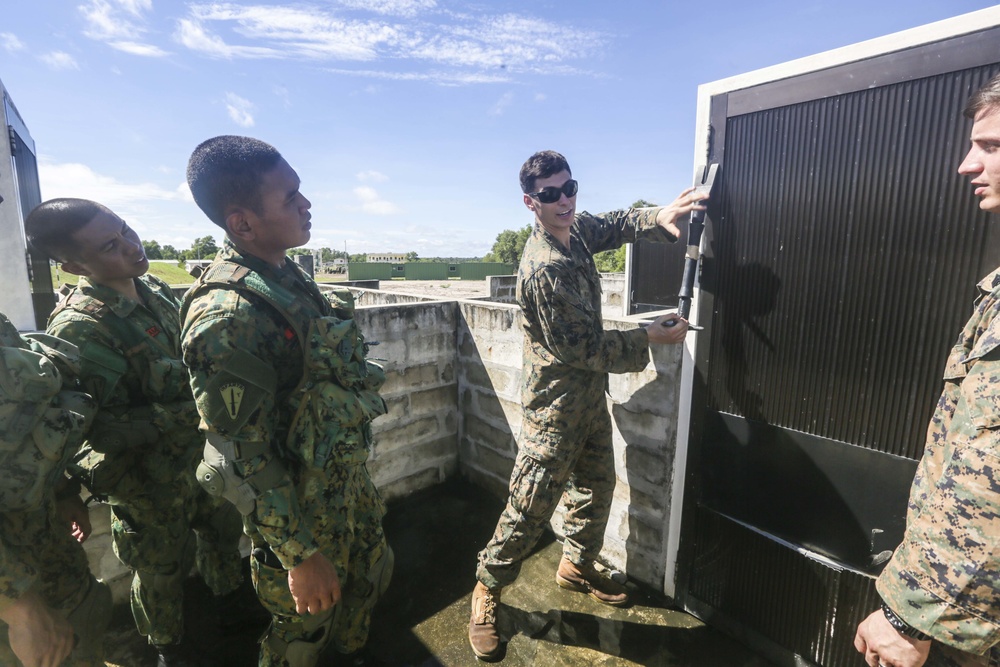 U.S. Marines share breaching techniques with Brunei Land Force