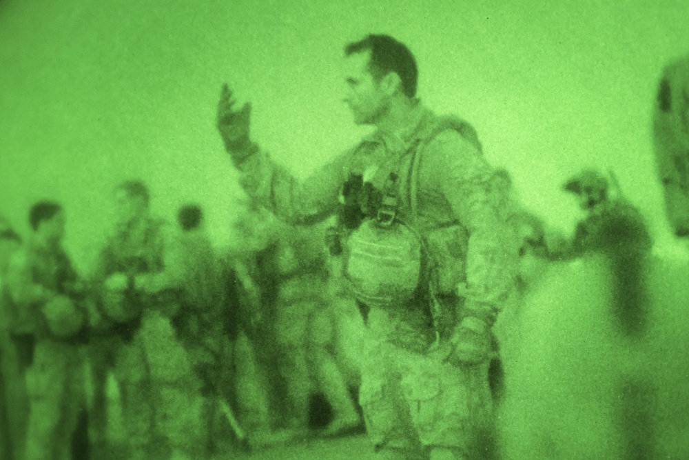 Iraqi soldiers take part in night urban operations training