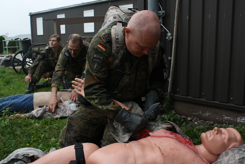 U.S. Soldiers teach combat life saver skills to German Military Police