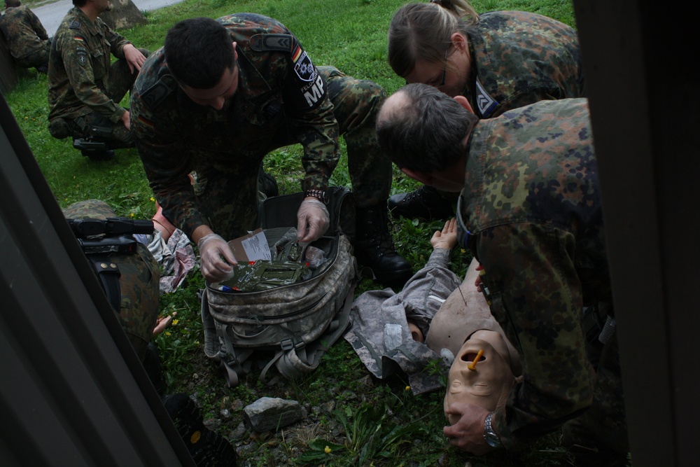 U.S. Soldiers teach combat life saver skills to German Military Police