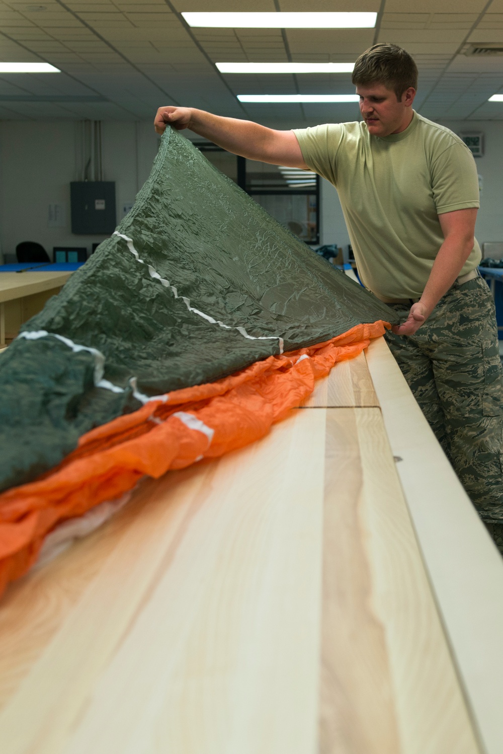 Inspecting parachute