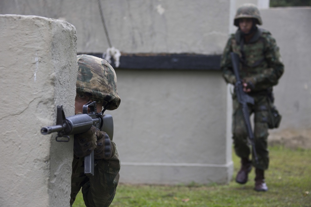 Brazilian Marines conduct breaching exercises during UNITAS Amphibious 2015
