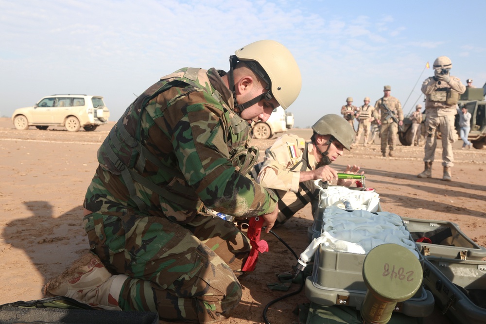 Iraqi soldiers learn counter-IED tactics