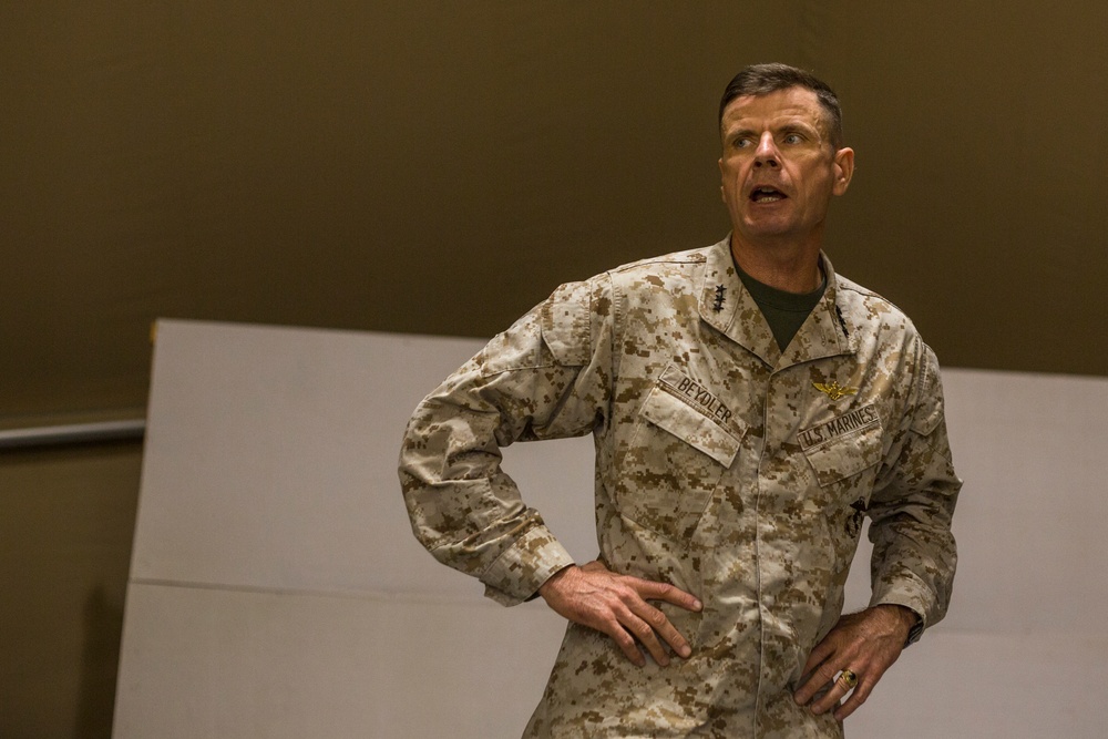 General Beydler speaks with Marines of SPMAGTF-CR-CC