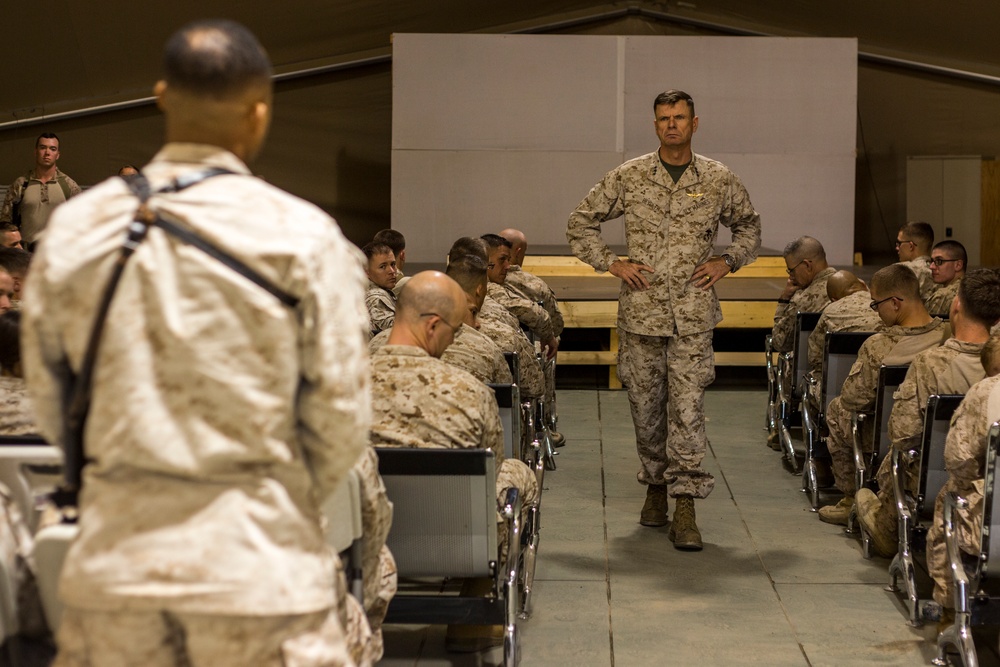 General Beydler speaks with Marines from SPMAGTF-CR-CC