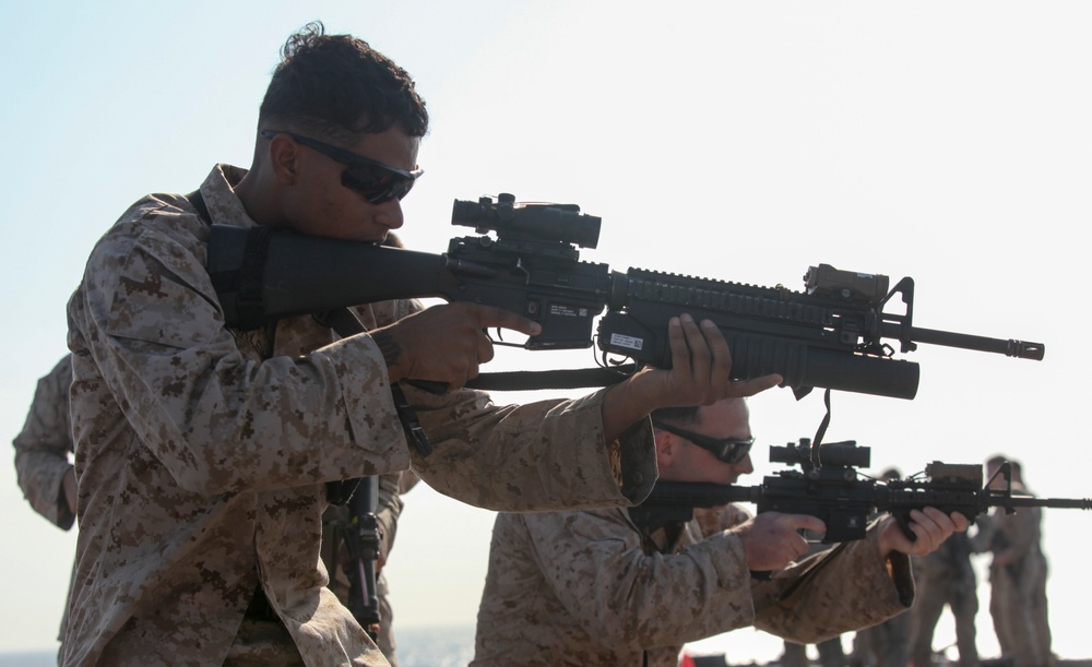 Infantrymen practice tactics in Gulf of Aden