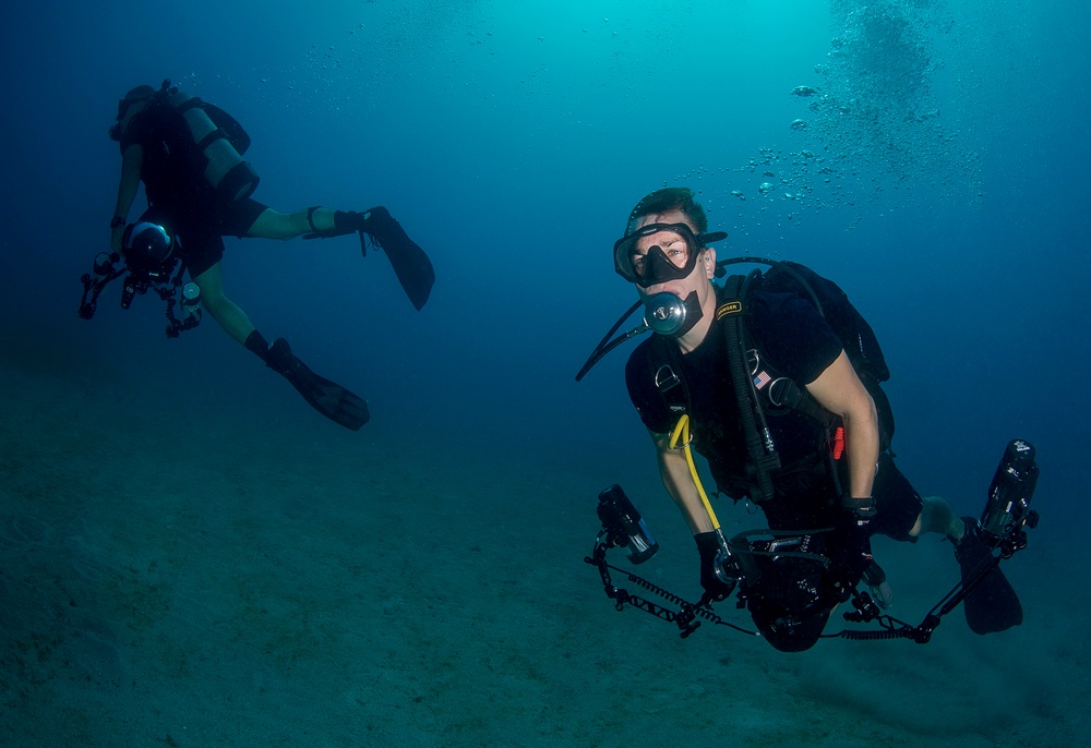 DVIDS Images ECC underwater photo training [Image 8 of 10]
