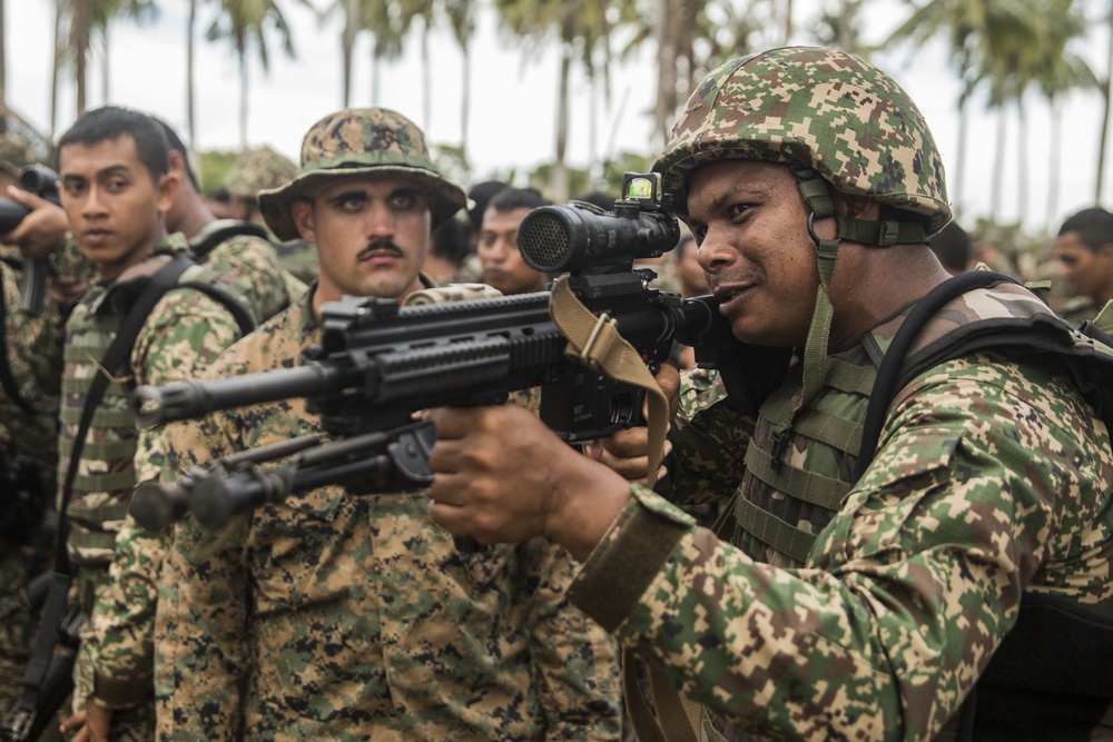 U.S. Marines teach weapons capabilities during MALUS AMPHEX 15