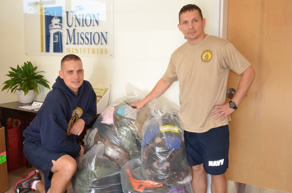 CSG-4 Chief Petty Officer Association delivers coats to those in need