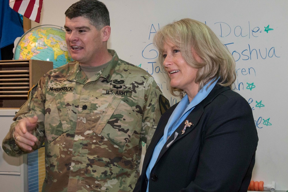 Army Chief of Staff’s wife visits Meadows Elementary