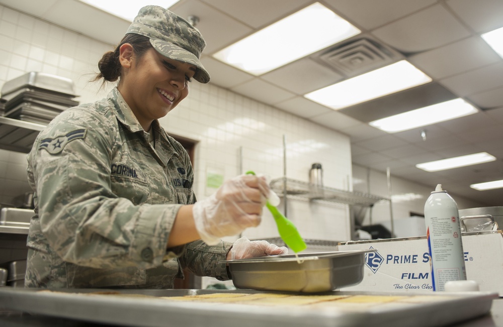 Crosswinds DFAC prepares for Thanksgiving meal