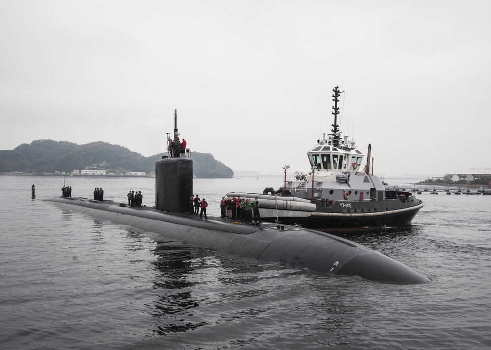 USS Charlotte (SSN 766) prepares to moor at Fleet Activities Yokosuka