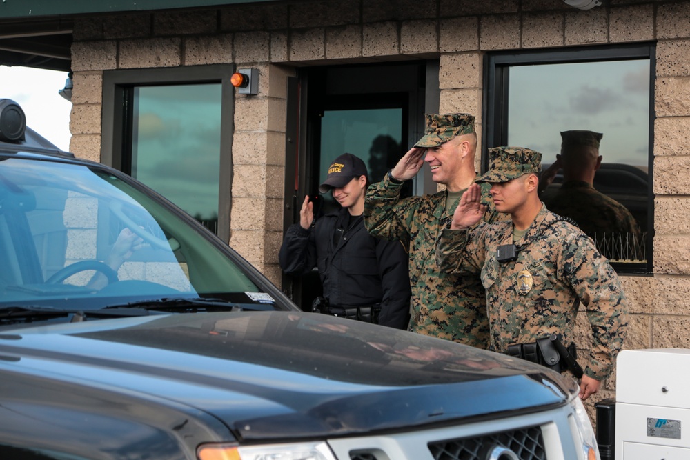 3d MAW Leaders Greet Service Members and DOD Employees Before the Holiday