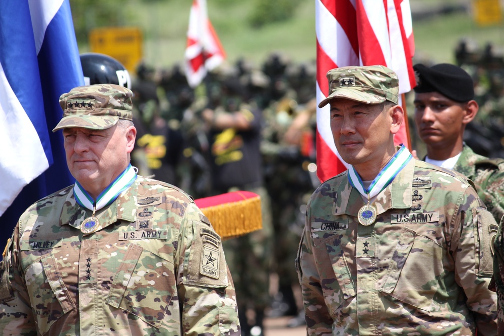 Leaders receive medals in Commanders Conference of the American Armies