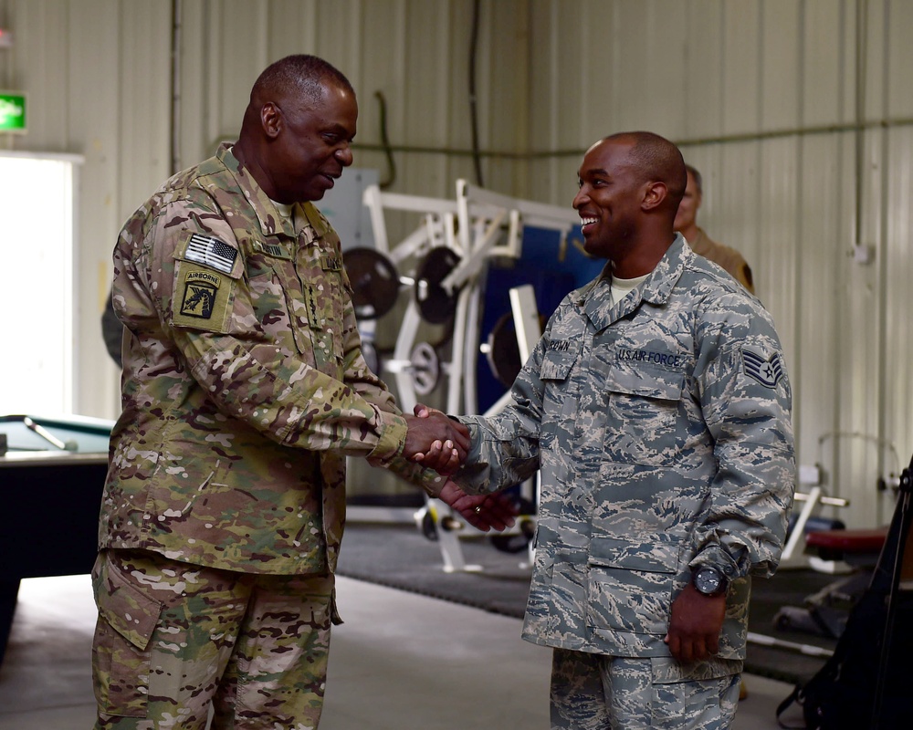 USCENTCOM Commander brings holiday greetings to members of the 386th AEW