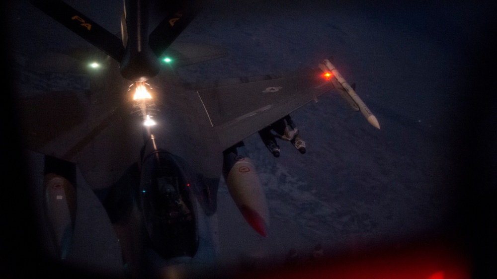 340th EARS refuels F-16s at night