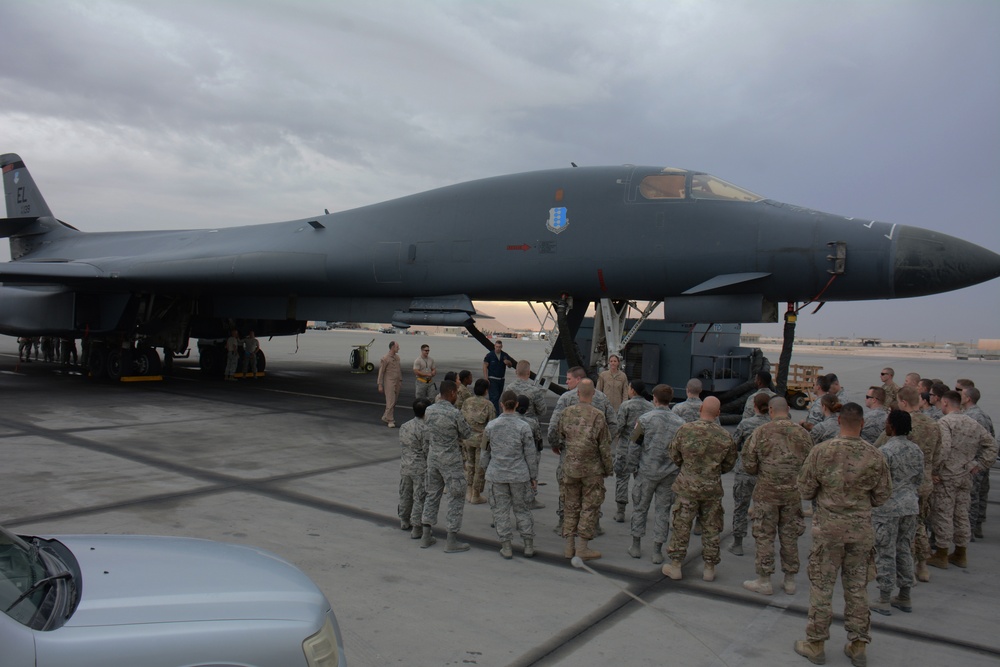 Service members tour B-1 Lancer, learn aircraft’s capabilities