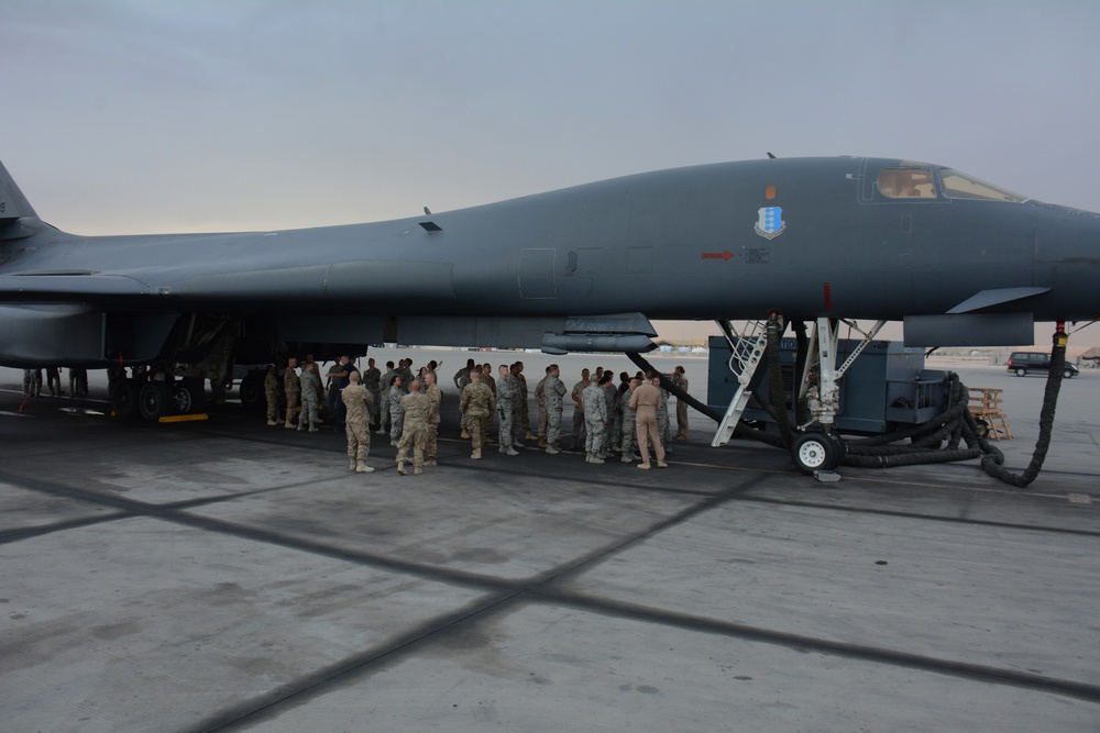Service members tour B-1 Lancer, learn aircraft’s capabilities