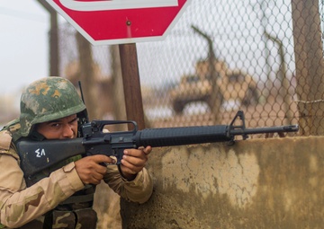 Iraqi soldiers learn urban operations tactics