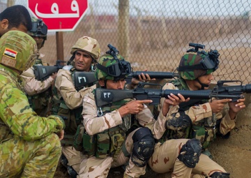 Iraqi soldiers learn urban operations tactics