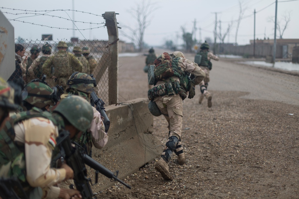 Iraqi soldiers learn urban operations tactics