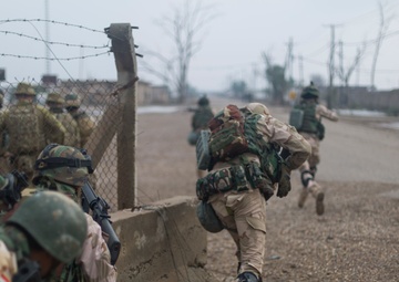Iraqi soldiers learn urban operations tactics