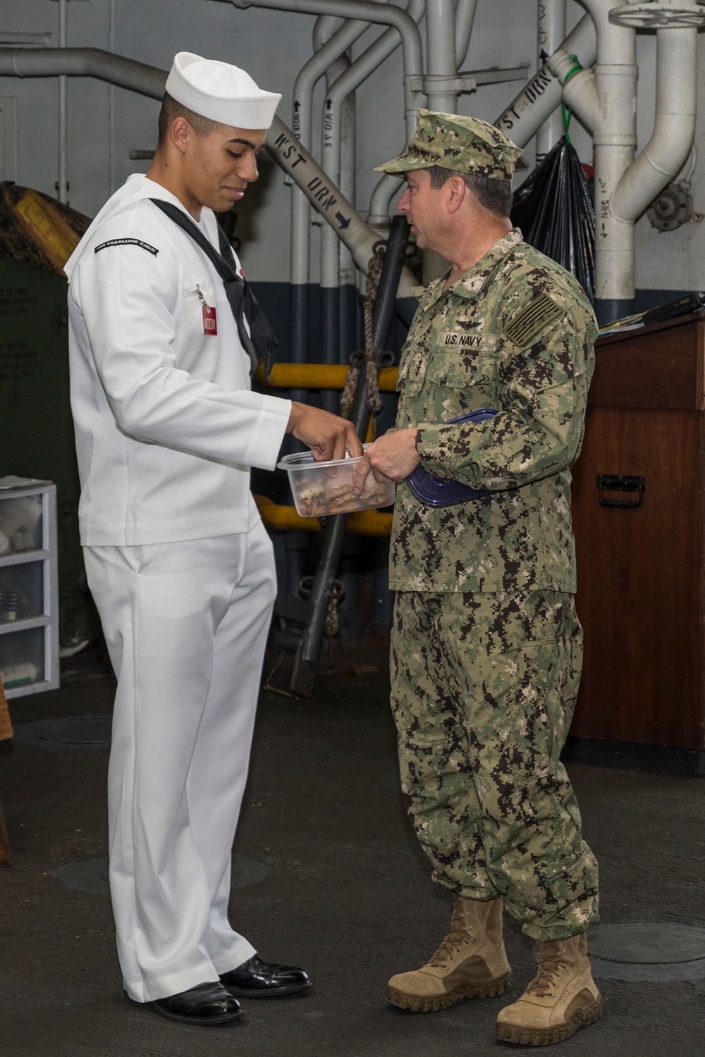 Commander, US Naval Forces Central Command visits USS Kearsarge
