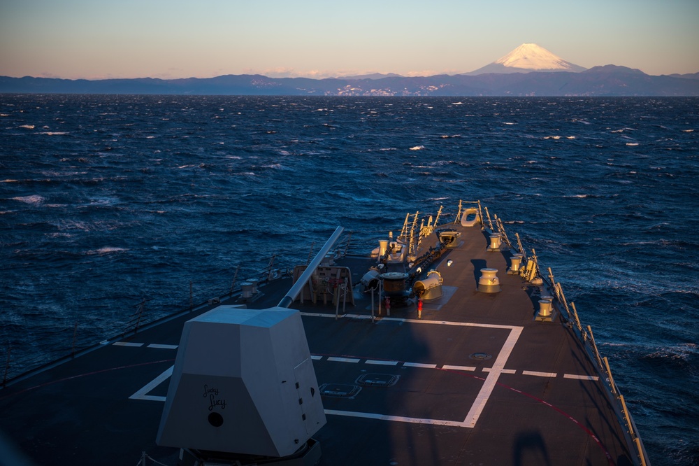 USS Mustin (DDG 89) Underway Replenishment/Japan Anchorage