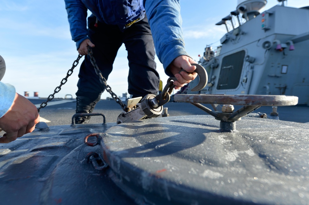 USS Ross sailors conduct flight quarters