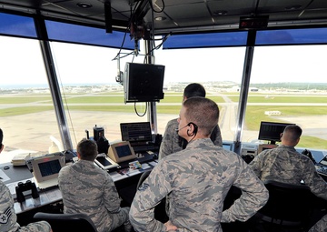 Air traffic controllers keep eyes on skies 24/7
