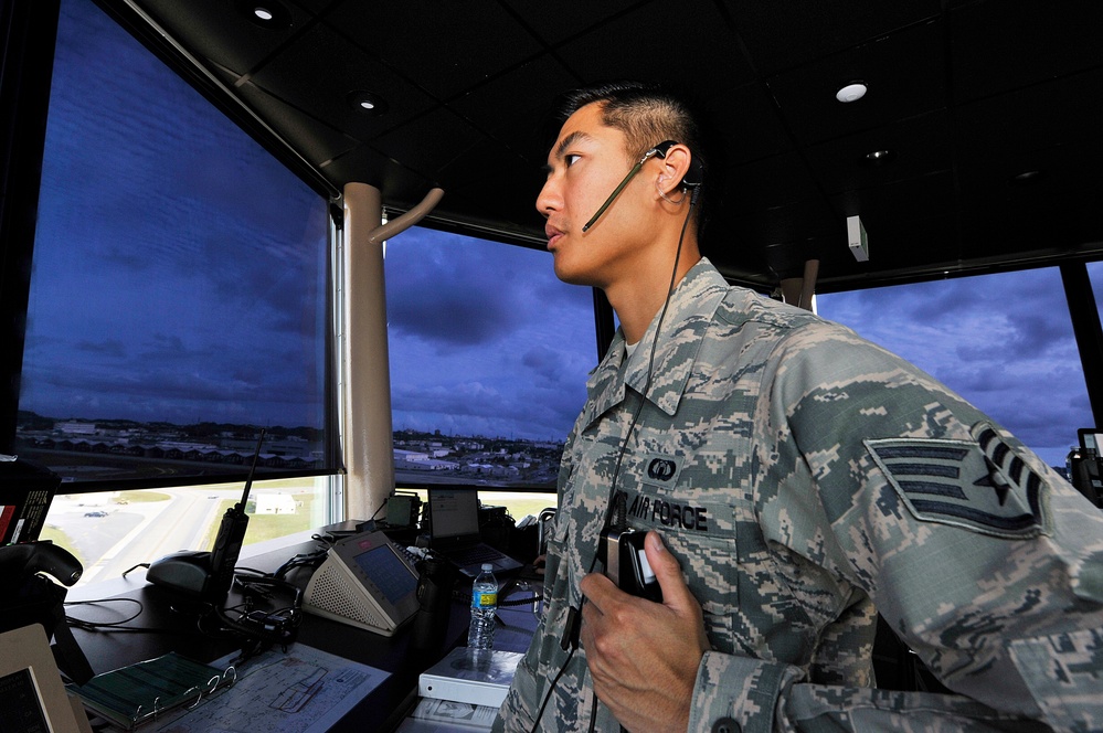 Air traffic controllers keep eyes on skies 24/7