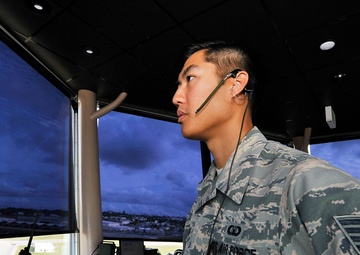 Air traffic controllers keep eyes on skies 24/7