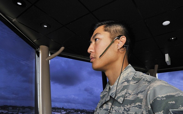 Air traffic controllers keep eyes on skies 24/7