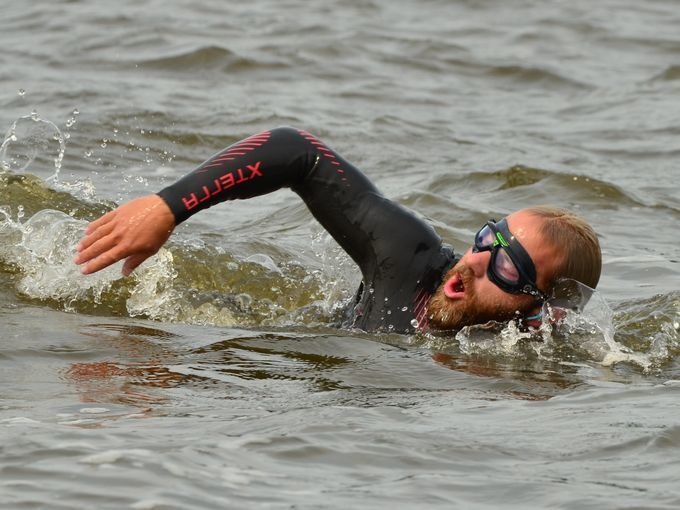 Navy veteran swims the Mississippi River in honor of fallen comrades