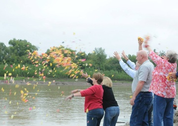Navy veteran swims the Mississippi River to honor fallen comrades