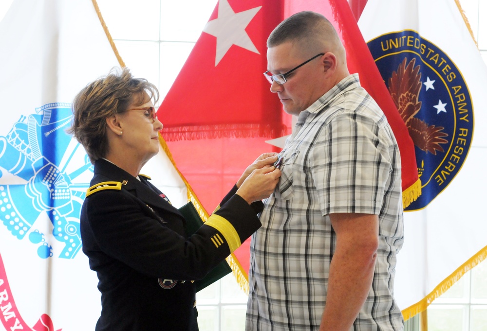 88th RSC Army Reserve military technician presented the Civilian Humanitarian Service Medal for actions preventing double homicide