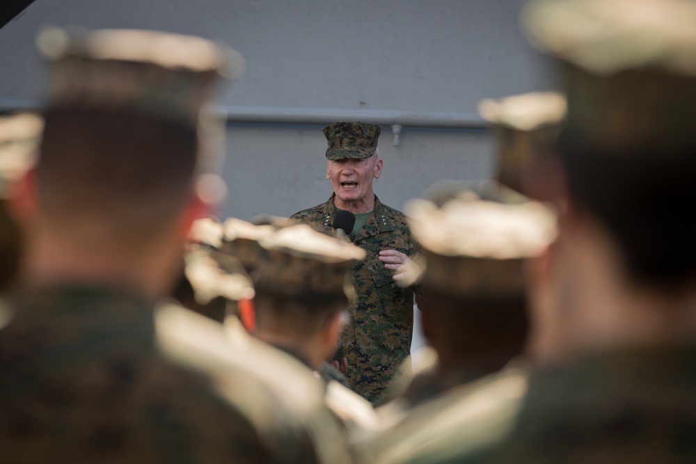U.S. Marine Corps Forces, Pacific Commander and Sergeant Major speak with 15th MEU